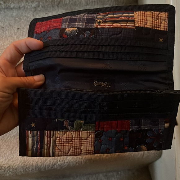 Donna Sharp NWT wallet in quilted pattern colonial patch style. - Picture 2 of 4